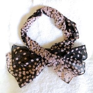 Scarf with dots design